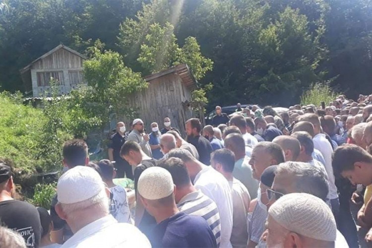 Bilal Bosnić pod policijskom pratnjom doveden na  sahranu sina