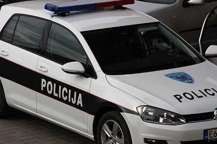Dvije osobe povrijeđene, oštećeno policijsko vozilo u Mostaru