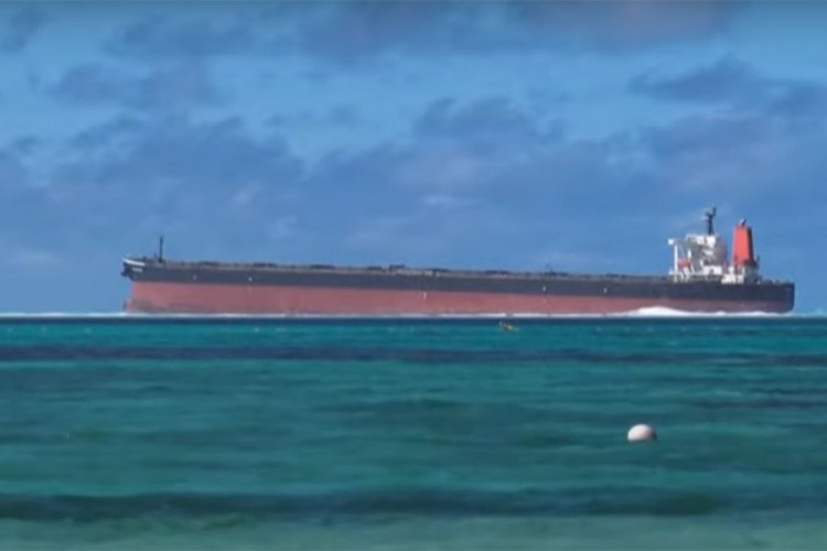 Nasukani brod ispušta tone goriva u Indijski okean