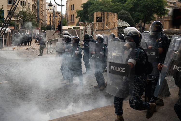 Suzavac i kamenice u Bejrutu, poginuo policajac