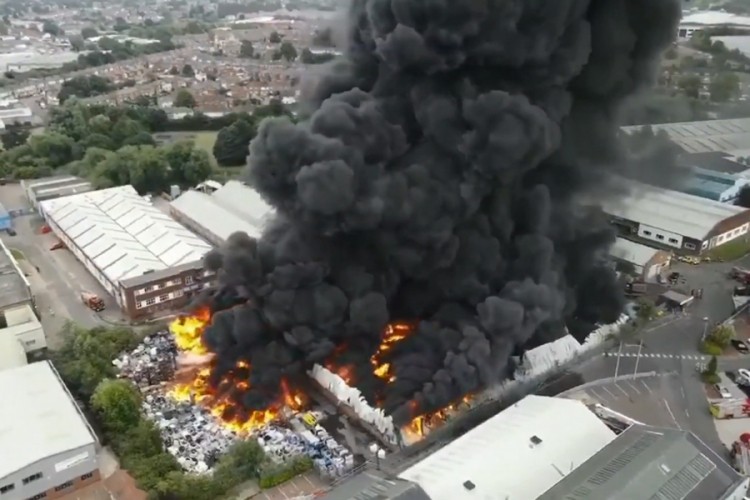 Veliki požar u fabrici plastike u engleskom gradu