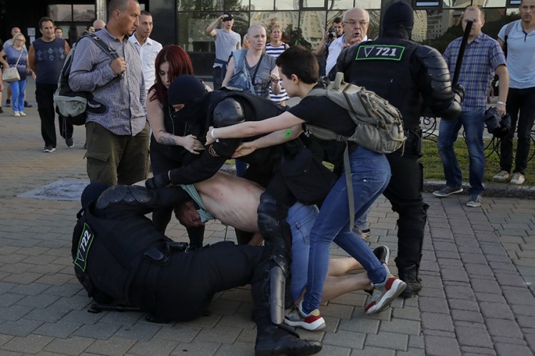 Na protestima u Bjelorusiji 2.000 uhapšenih