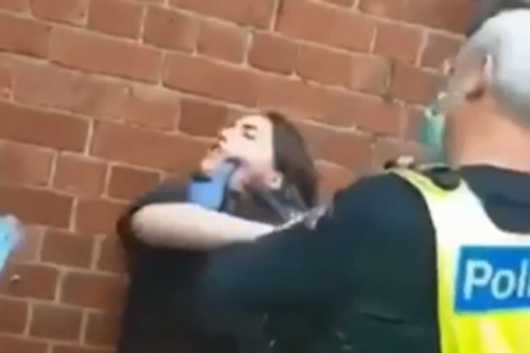 Internetom se širi snimak brutalnog hapšenja žene zbog maske