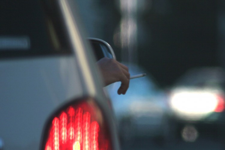 Kako se riješiti smrada cigareta iz automobila?