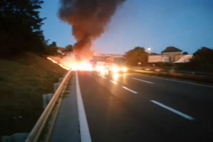 Zapalio se automobil na ulazu u Beograd
