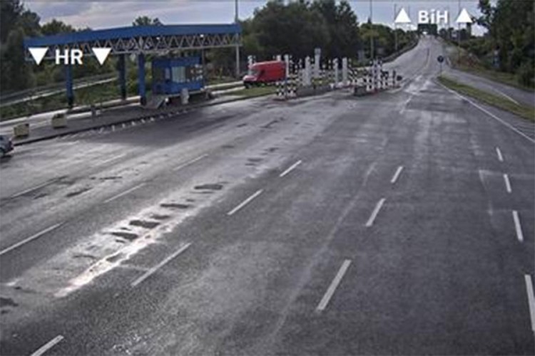 Kvar na prelazu u Hrvatskoj, preusmjeravaju vozila iz Gradiške