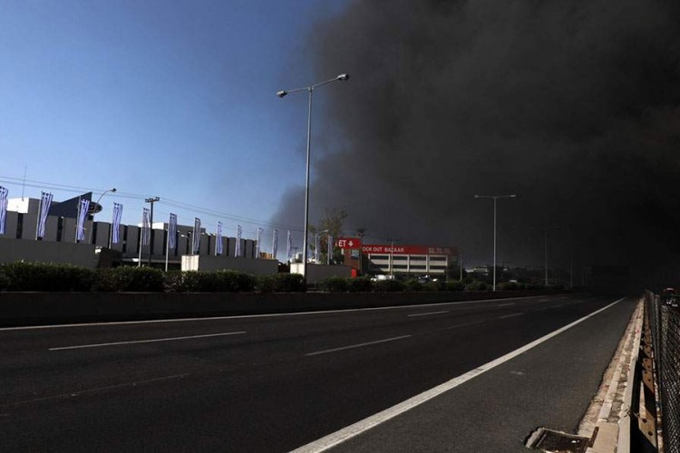 Požar u fabrici, zatvoren auto-put prema Solunu