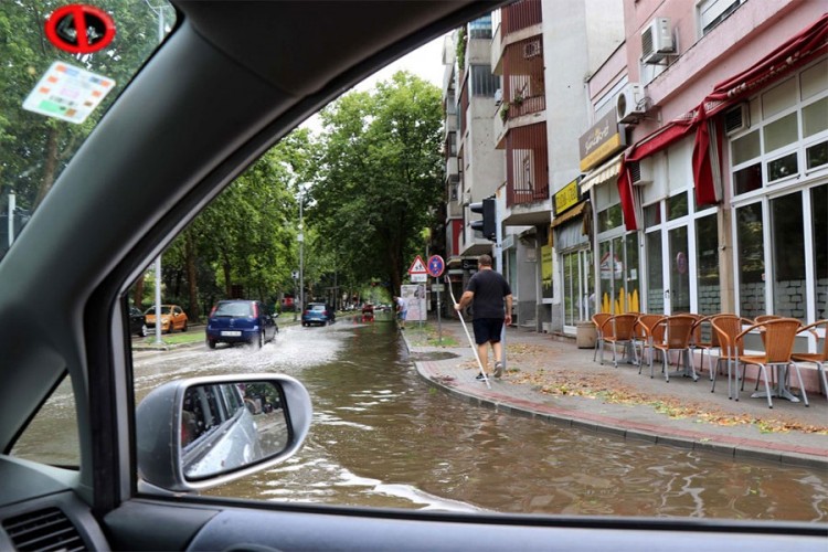 Snažno nevrijeme u Mostaru: Vjetar lomio grane, ulice pod vodom