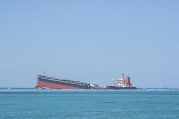 Prepolovio se brod iz kog curi nafta kod Mauricijusa