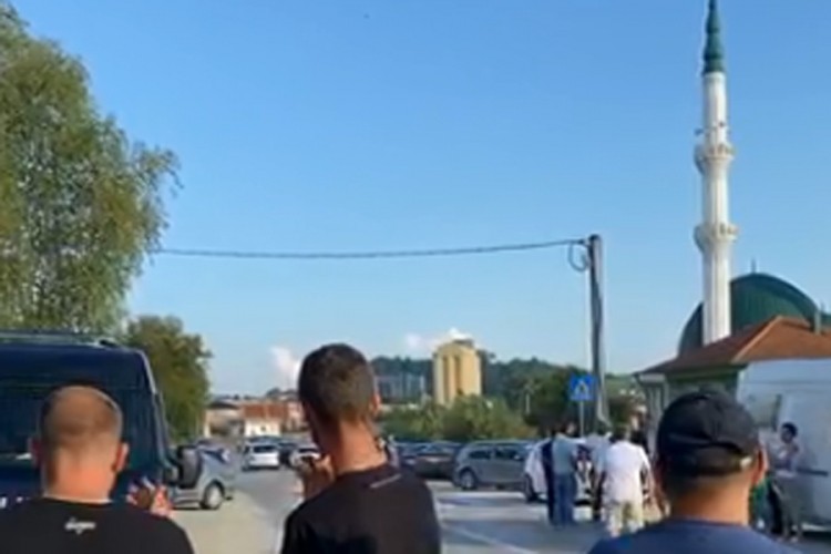 Napeto u Velikoj Kladuši: Građani blokirali put, stigli specijalci