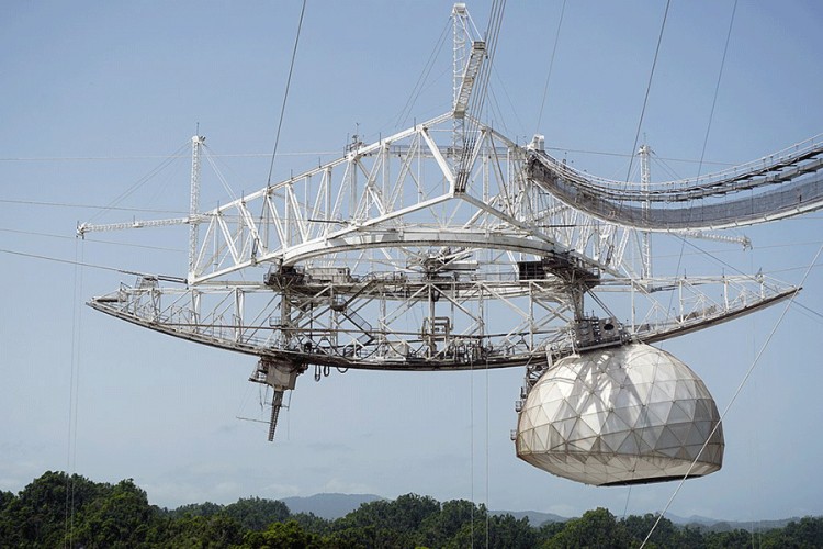 Uništen najpoznatiji teleskop za traženje vanzemaljaca