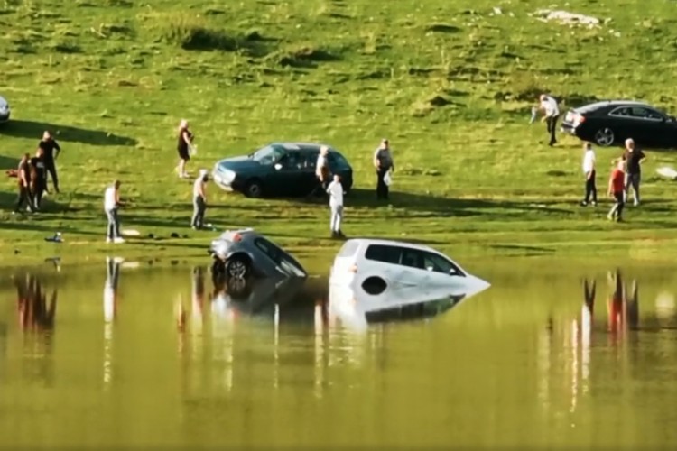 Sjeničko jezero "progutalo" dva automobila naočigled turista
