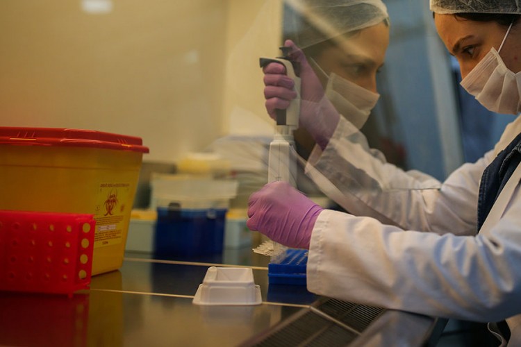Virus korona potvrđen kod još 11 osoba na KCUS-u, preminulo dvoje
