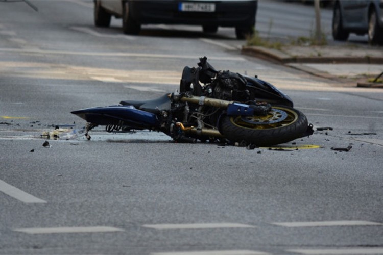 Teška nesreća: Poginuli muškarac i žena koji su bili na motoru