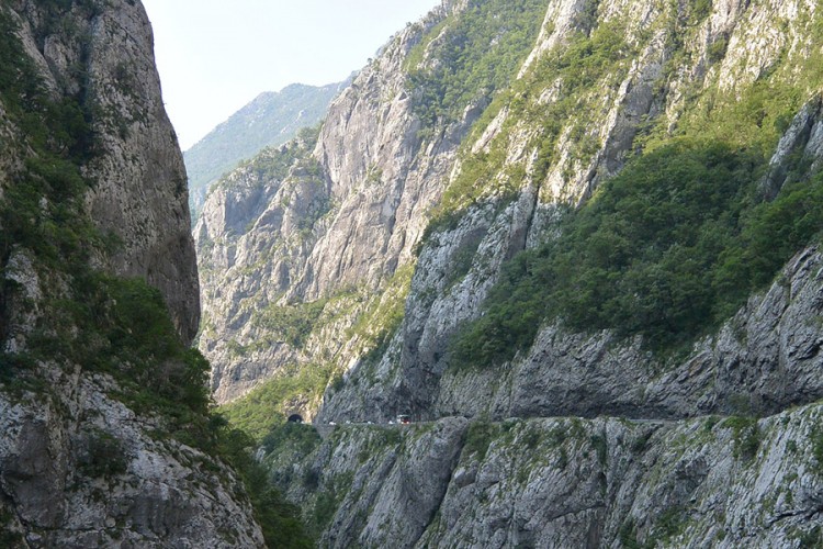 Stijena pala na automobil u Crnoj Gori, poginuo muškarac