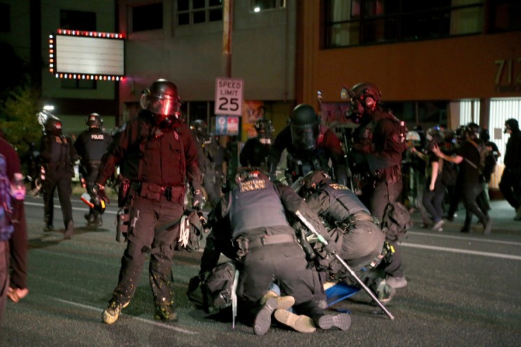 Neredi na protestima u Portlandu, suzavac i šok-bombe