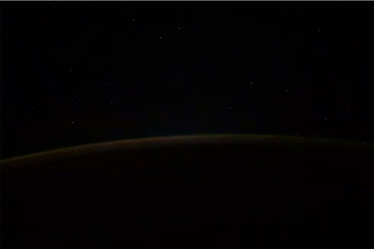 Misteriozni snimak kosmonauta: Pet nepoznatih objekata izlazi iz mraka