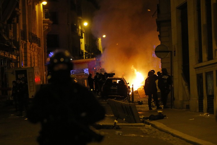 Huligani razbijali radnje u Parizu, povrijeđeno 16 policajaca