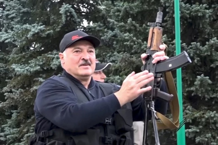 Kraj? Lukašenko s kalašnjikovom u rukama slijeće u rezidenciju 20200824105415_617589