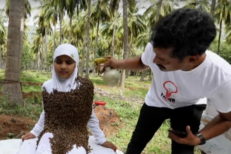 Djevojčica prekrila tijelo sa 100.000 pčela i otkrila zašto je to uradila