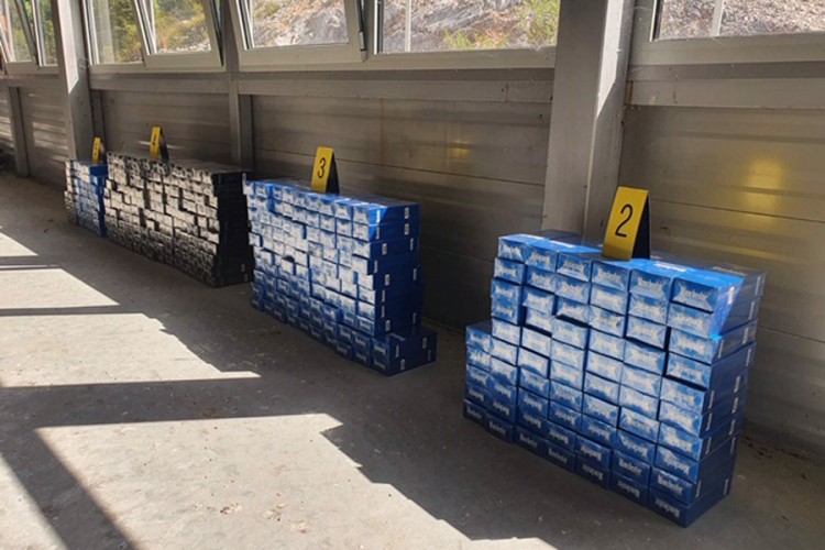 U autobusu pronađeno 3.450 kutija cigara, uhapšeni vozači