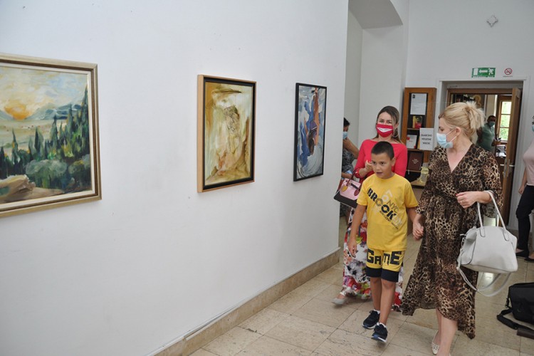 Otvorena humanitarna izložba i prodaja slika namijenjena djeci na KiM