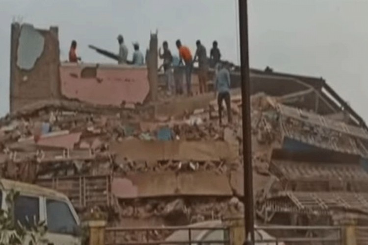 Najmanje 90 ljudi pod ruševinama zgrade u Indiji