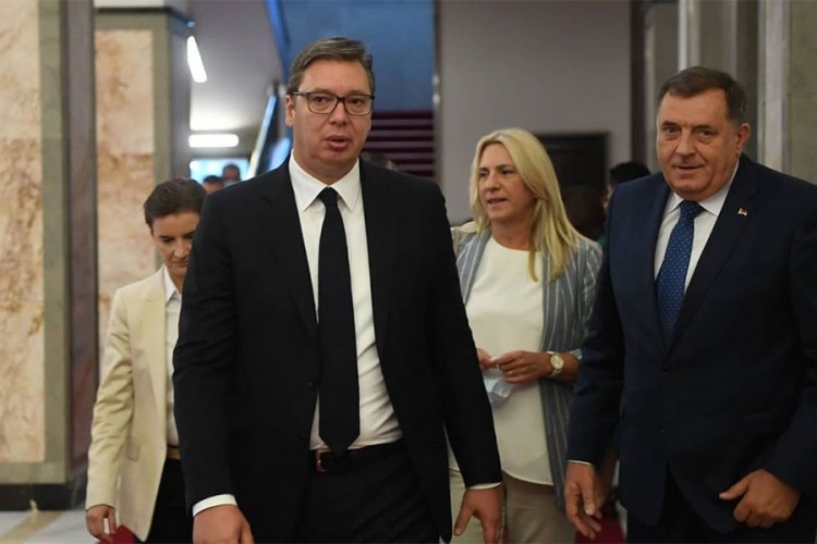 Vučić sa predstavnicima RS obišao Beograd na vodi