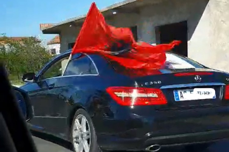 Kolona automobila s albanskim zastavama prodefilovala Zetom