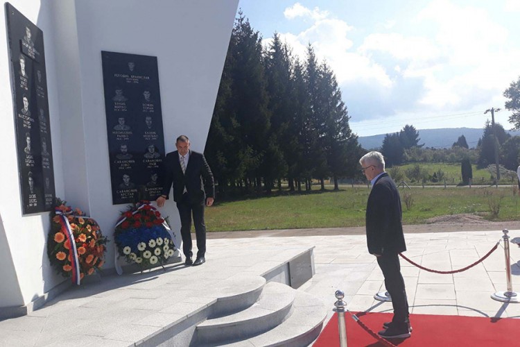 Zvaničnici položili vijence na spomenik palim borcima u Stričićima