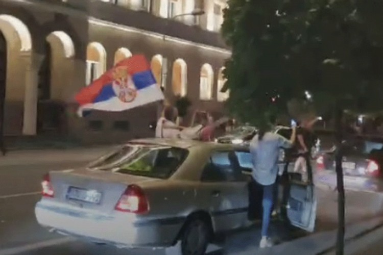 Slavlje u Banjaluci, građani slave prednost opozicije u Crnoj Gori