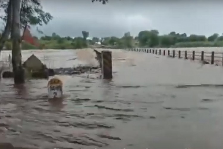 U klizištima i poplavama nastradala 41 osoba
