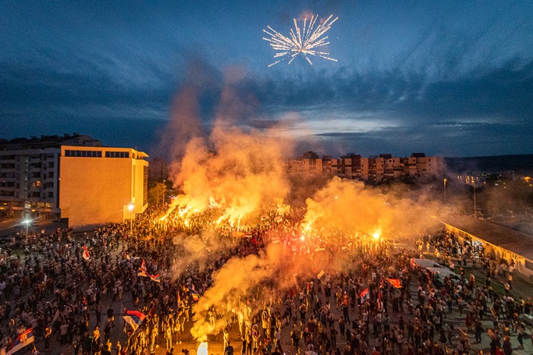 Crna Gora slavi i večeras: Sirene, vatrometi i kolone na ulicama