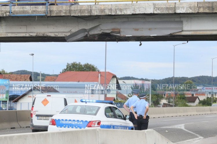 Prevozeći bager oštetio nadvožnjak u Trnu, u toku sanacija štete