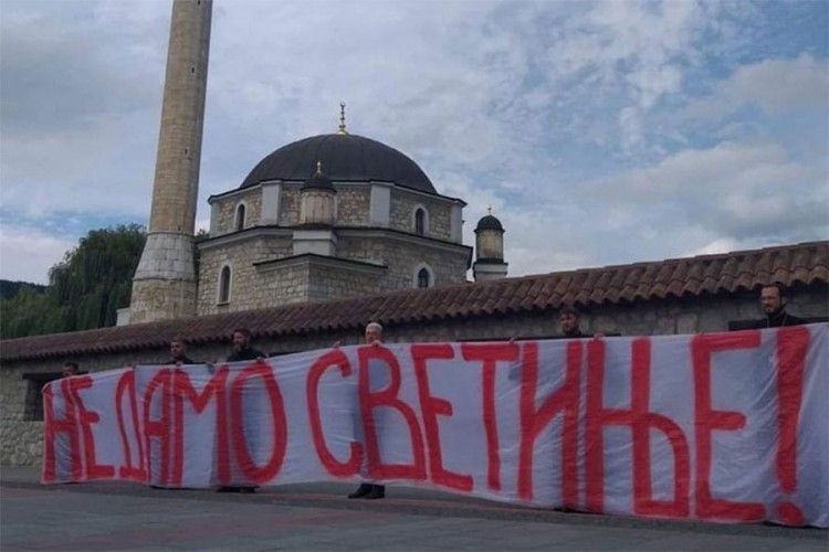 Krivokapić ispred džamije u Pljevlju: Ne damo svetinje