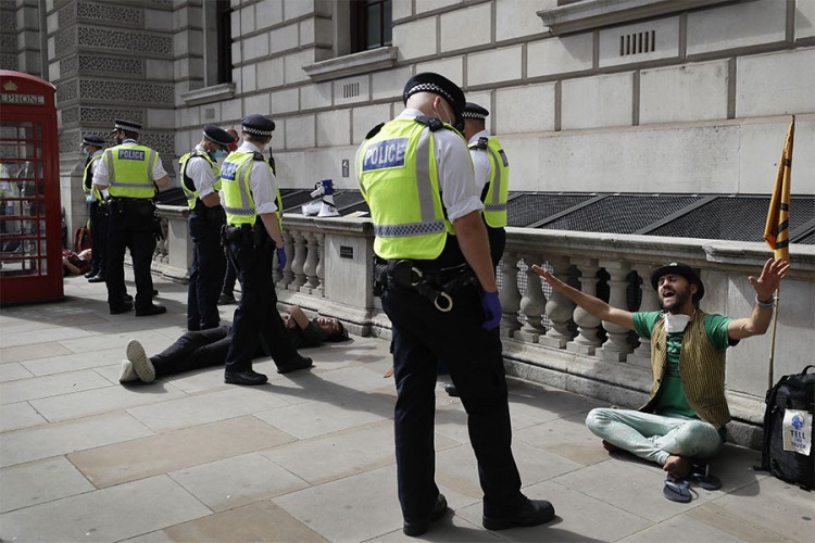Aktivisti za klimu se zalijepili za ulicu kod parlamenta u Londonu