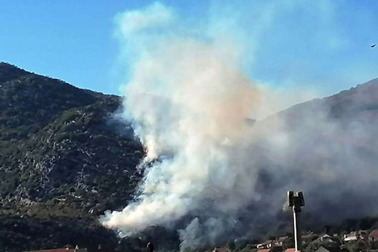 Požar iznad naselja Hrupjela, stambeni objekti nisu ugroženi
