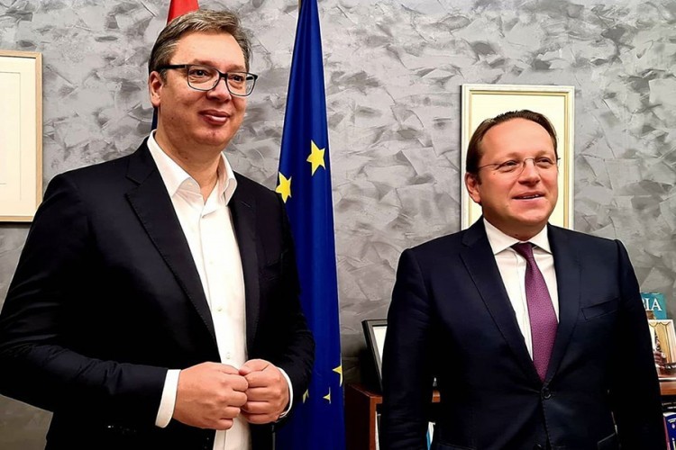 Vučić: Dobar sastanak sa Varheljijem, hvala na podršci