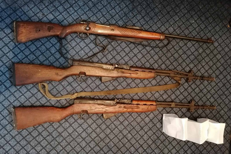 U Vlasenici pronađene puške i municija