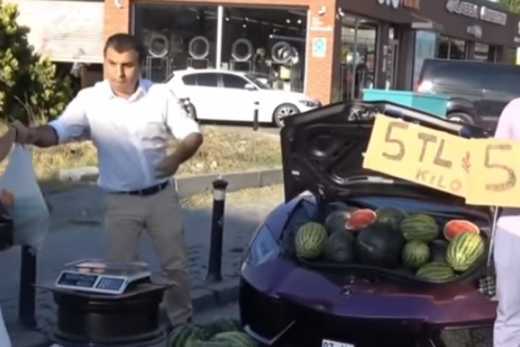 Iz gepeka Lamborghinija prodavao lubenice pa zaradio kaznu
