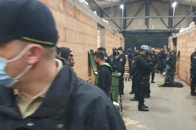 Policija pretresla migrantski centar u Blažuju