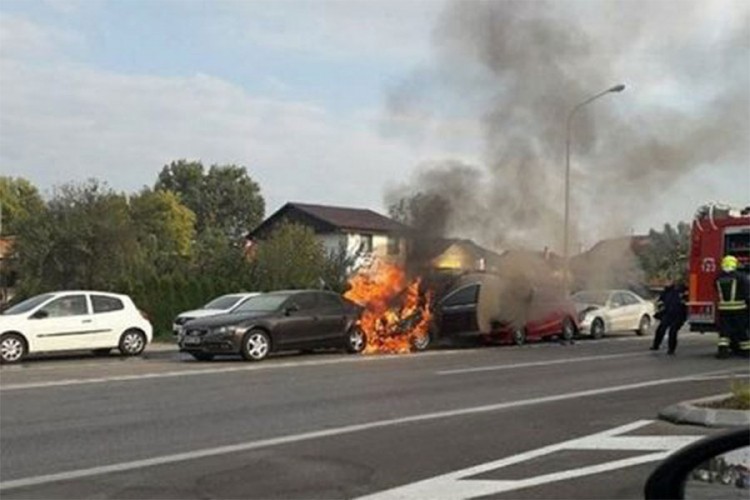 U lančanom sudaru u Banjaluci potpuno izgorio automobil
