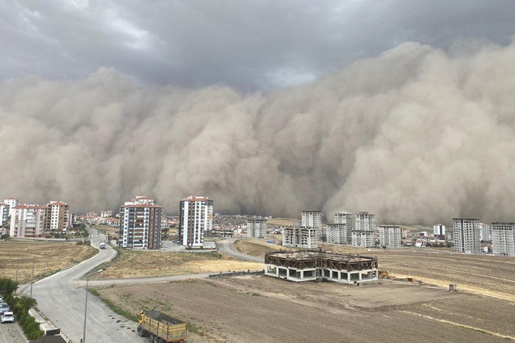 Ankaru pogodila pješčana oluja, šest osoba lakše povrijeđeno