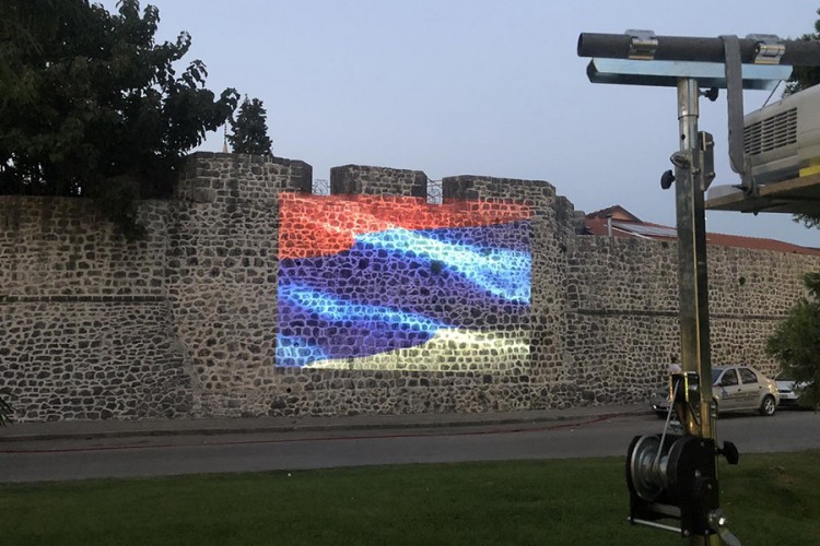 Zidine starog grada u bojama trobojke