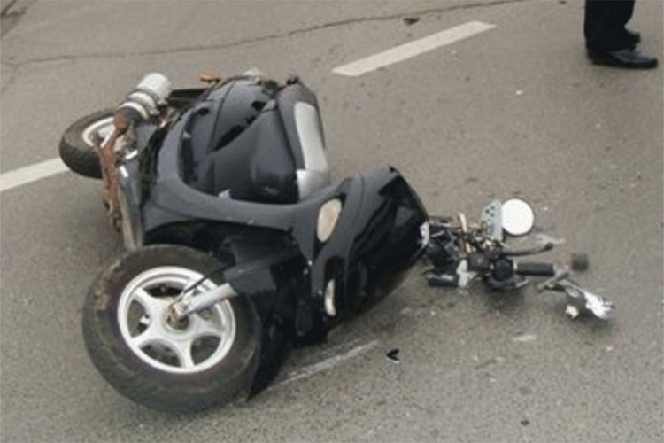 Maloljetni vozač mopeda povrijeđen u sudaru s autom