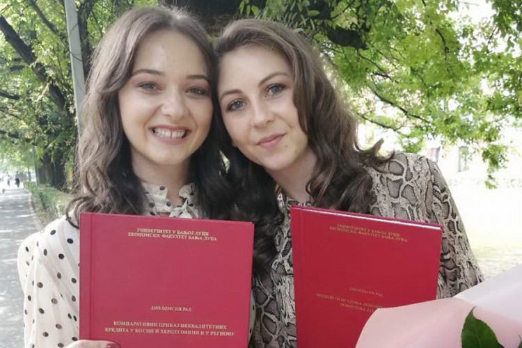 Sestre diplomirale u istom danu