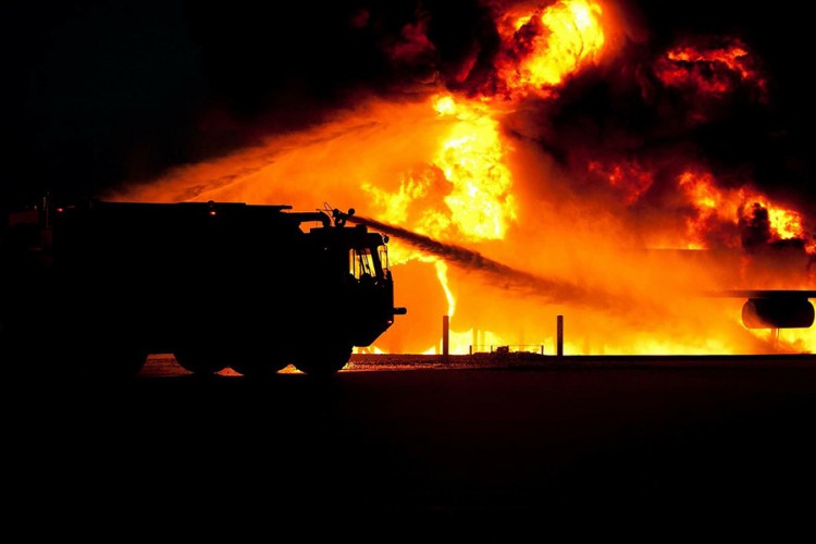 Munja izazvala požar u Trogiru, vatru gase kanaderi i 22 vozila