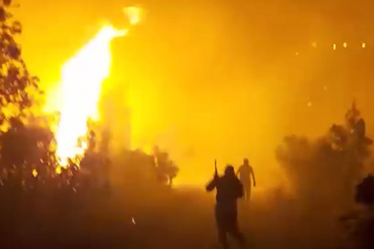 Požar iznad Mostara prijeti naselju, mještani pomažu u gašenju