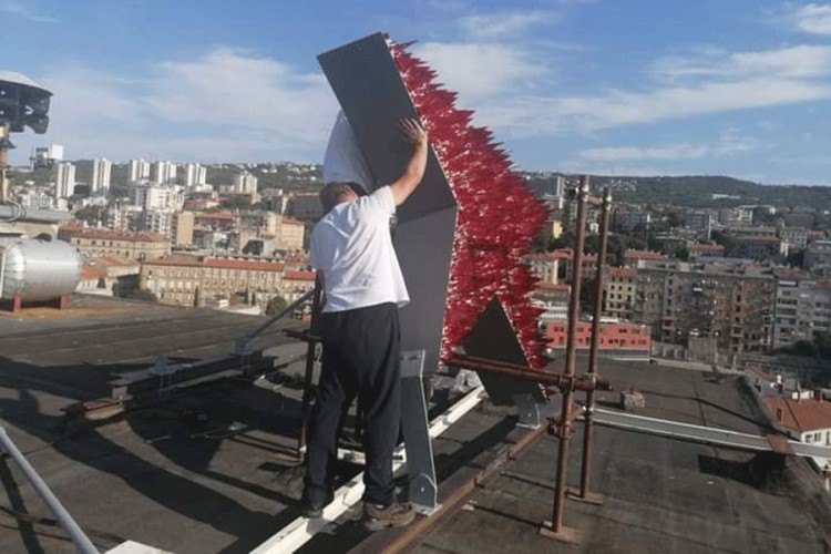 Građani Rijeke negodovali zbog petokrake na neboderu