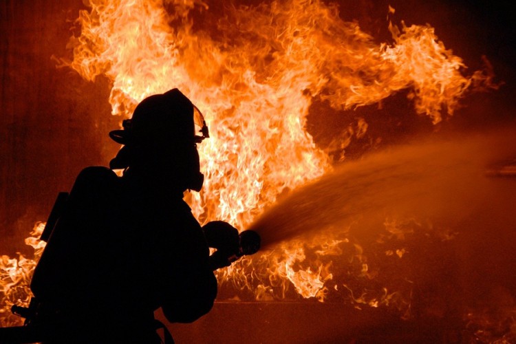 Veliki požar u robnoj kući kod Podgorice, povrijeđena dva vatrogasca